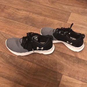 Like new Under Armour I Will Run Long black and white